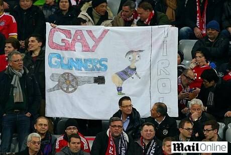 Uefa cogita punir time alemão por cartaz de torcedores em jogo