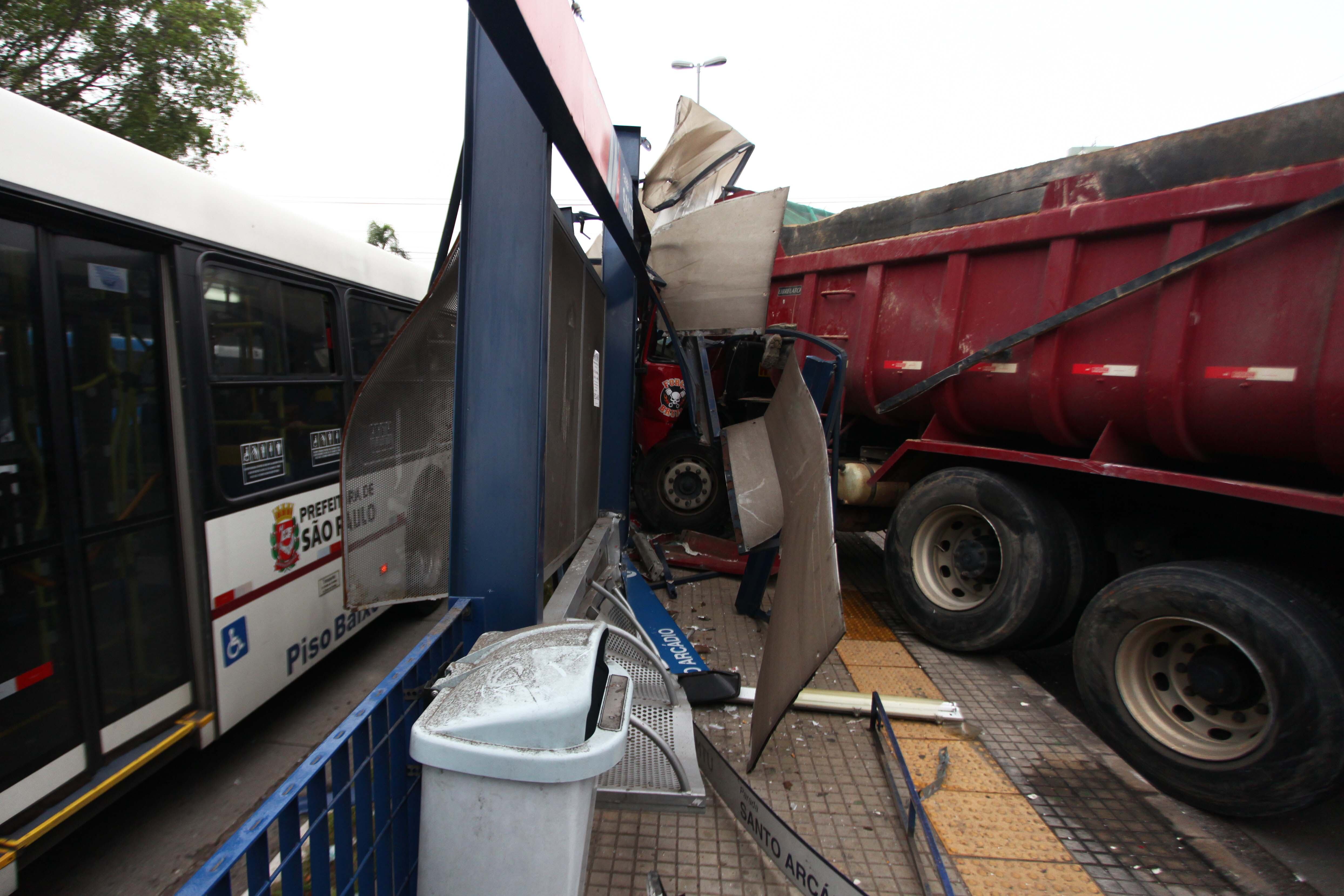 Um caminhão e um ônibus bateram na avenida Roque Petroni Júnior, em Cidade Ademar, zona sul de São Paulo. Segundo a CET, o acidente aconteceu por volta das 6h20 desta quinta-feira, após a rua Chafic Maluf. 