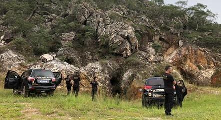 Agentes da Polícia Federal nas áreas de extração do quartzito
