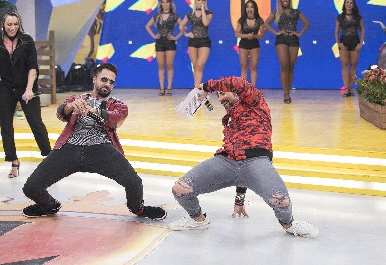 Latino também se
diverte com a Mímica do Mionzinho, na qual o braço direito de Mion faz
gestos interpretando a letra de um grande sucesso do cantor

• VÍDEO: Paula Fernandes, Rayanne Morais, Rodrigo Capella e mais famosos se divertem no Muro dos Famosos