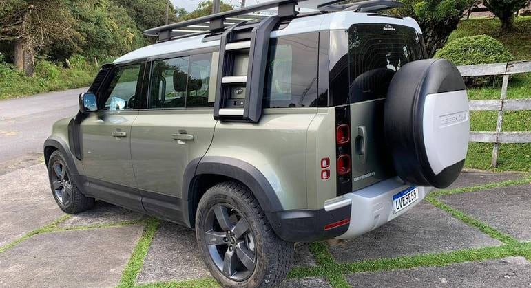 Modelo tem 1,98m de altura