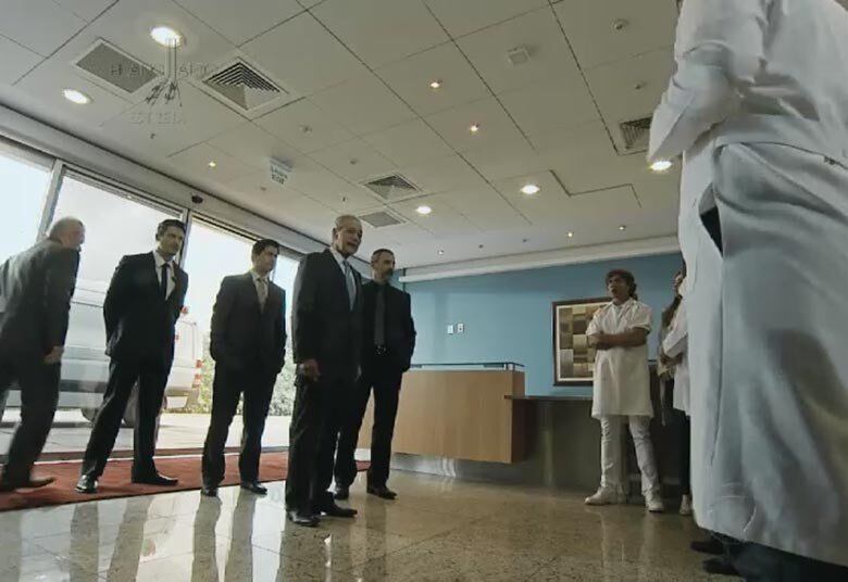 No hospital, Guido faz um
discurso e diz que as verbas para a saúde aumentaram em 10%, ignorando os
manifestantes
+ Com a política no sangue, Rico se vê dividido entre dois mundos. Assista!
+ Conheça os personagens da minissérie Plano Alto
+ “Foi um desafio falar a respeito da nossa situação governamental”, diz autor da minissérie