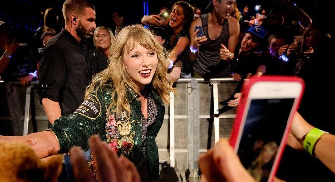 O início da turnê de Taylor Swift no Brasil foi marcado por uma tragédia e confusão no estádio Nilton Santos e em seus arredores, no Rio de Janeiro. Na última sexta-feira (17), a estudante universitária Ana Clara Benevides, de 23 anos, morreu após ter passado mal logo no início da apresentação da artista, por conta do calor. A artista, porém, não citou o nome da fã em nenhum momento, nem entrou em contato com a família para oferecer ajuda. Os fãs é que criaram uma "vaquinha" para o translado do corpo de Ana, que morava em Mato Grosso do Sul. A atitude da famosa decepcionou os swifties, como são chamados os fãs dela, já que ela sempre foi conhecida pela empatia, e já ajudou diversos admiradores dos Estados Unidos durante a carreira. Confira, a seguir, algumas das vezes em que Taylor provou que, aparentemente, ela só "não liga" para o Brasil