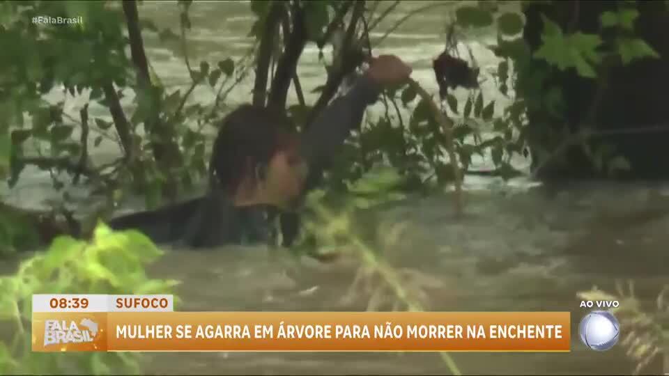 Mulher se agarra em árvore durante enchente no Missouri, EUA