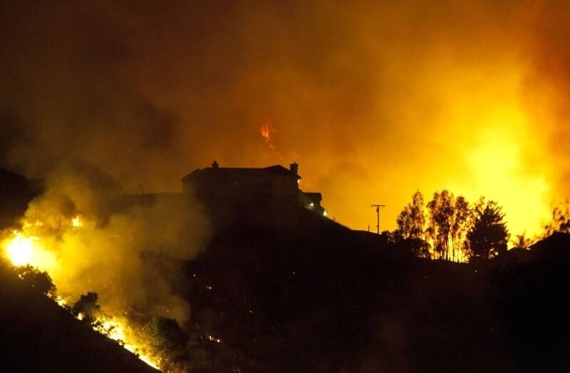 Uma
sequência de violentos incêndios florestais incomuns para o mês de maio obrigou
a evacuação desde terça-feira de milhares de casas, uma usina nuclear, uma
grande base militar e um campus universitário no sul da Califórnia, informaram
as autoridades locais