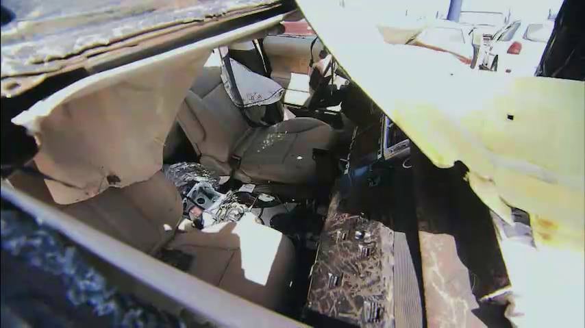 A polícia acredita que se eles estivessem com o cinto de segurança. as chances de sobreviver seriam maiores. Apesar da gravidade do acidente, o interior do veículo ficou preservado por graças aos air bags

+ Pele de frango pode, sim! Descubra o que é mito e verdade quando o assunto é colesterol

> No R7 Play você assiste a todas as matérias do Domingo Espetacular! Clique e experimente de graça!
