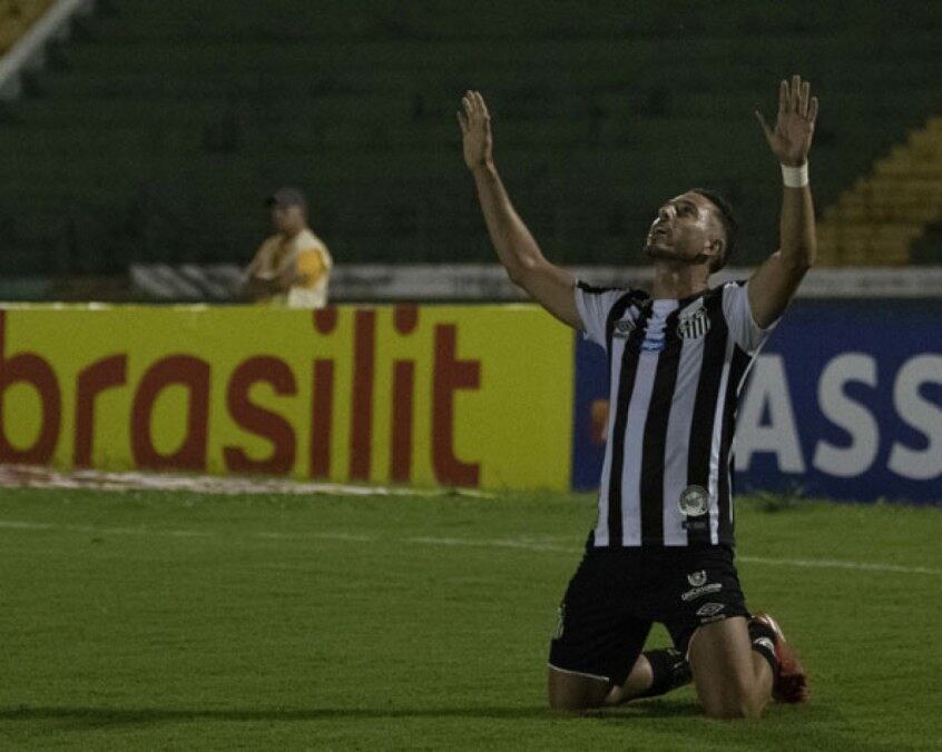 Jean Mota - O meia foi alvo do Fortaleza, que chegou a avançar nas negociações com o Santos, mas esbarrou na falta de dinheiro para efetuar um pagamento inicial que agradasse a diretoria santista. O jogador ainda interessa ao Leão do Pici, mas se mantendo as bases acordadas até o momento dificilmente deixará o Peixe.