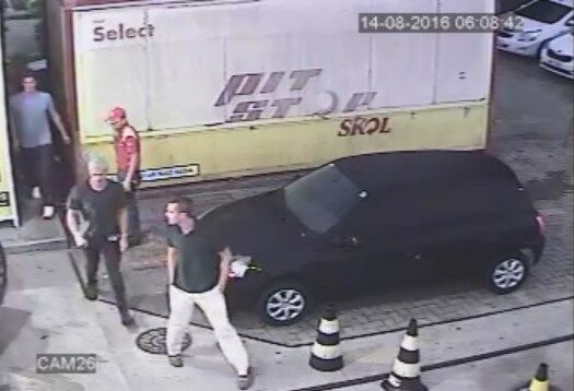 Após confusão em posto, nadadores disseram ser vítimas de assalto