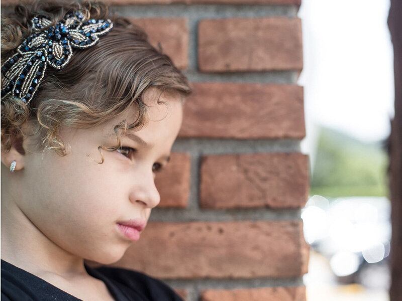 Ela tem apenas sete anos, mas encanta pelo talento musical e desenvoltura. Analu Sampaio, natural de Vitória da Conquista, sudoeste baiano, está conquistando o País com interpretações da MPB (Música Popular Brasileira) e já é considerada a nova Elis Regina. Acompanhada dos pais, a pequena, de jeito angelical e amante de tiaras, conversou com a reportagem do R7 BA e falou sobre seu amor pela música

*Colaborou a estagiária Kátia Prado
