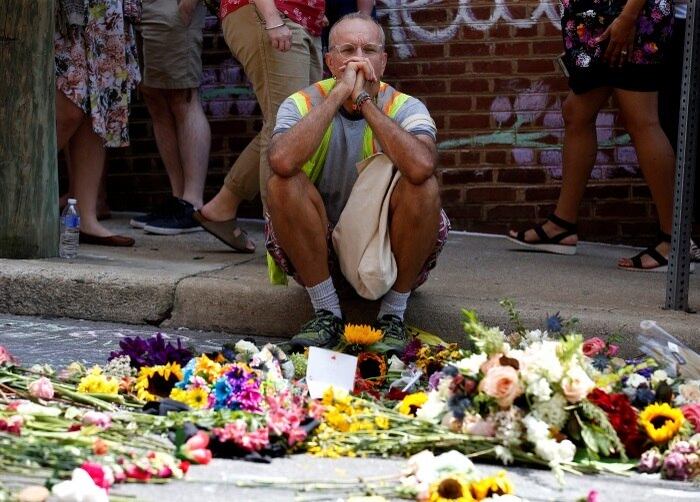 Simpatizantes da extrema direita cometeram quase o dobro de ataques em solo norte-americano do que extremistas islâmicos entre os anos de 2008 e 2016; Homem presta homenagem à vítima do atropelamento que matou uma pessoa durante manifestação pacífica em Charlottesville
