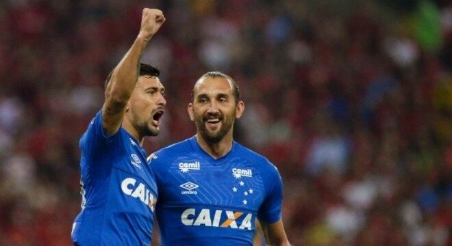 Arrascaeta, de punho ao alto, Cruzeiro 1 X 0