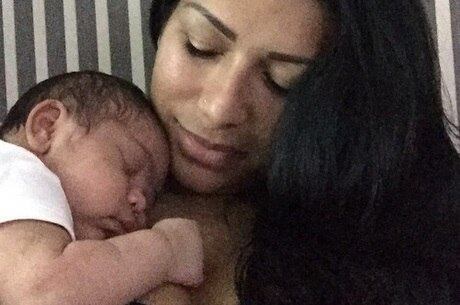 Moranguinho compartilhou foto da filha dormindo em seu colo