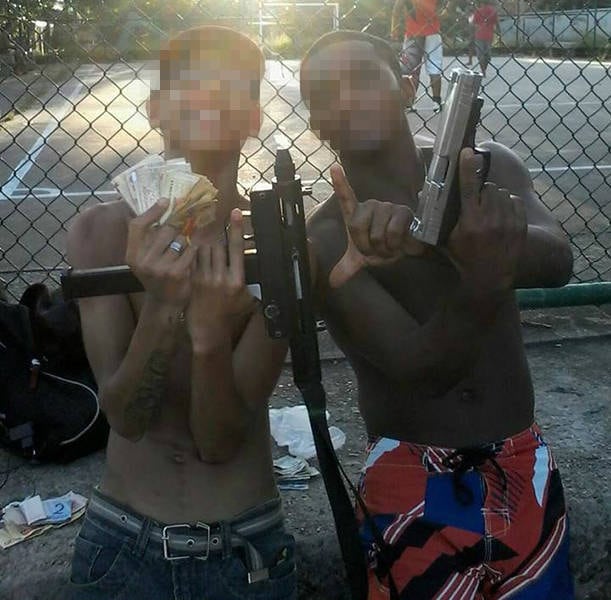 Além de armas, os homens exibem dinheiro nas redes sociais