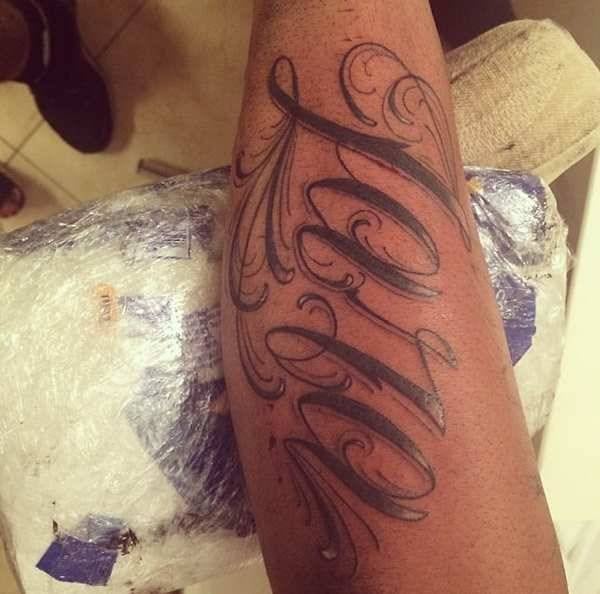 Imperador fez questão de divulgar a tatuagem que fez no braço esquerdo, onde escreveu o nome de Lara