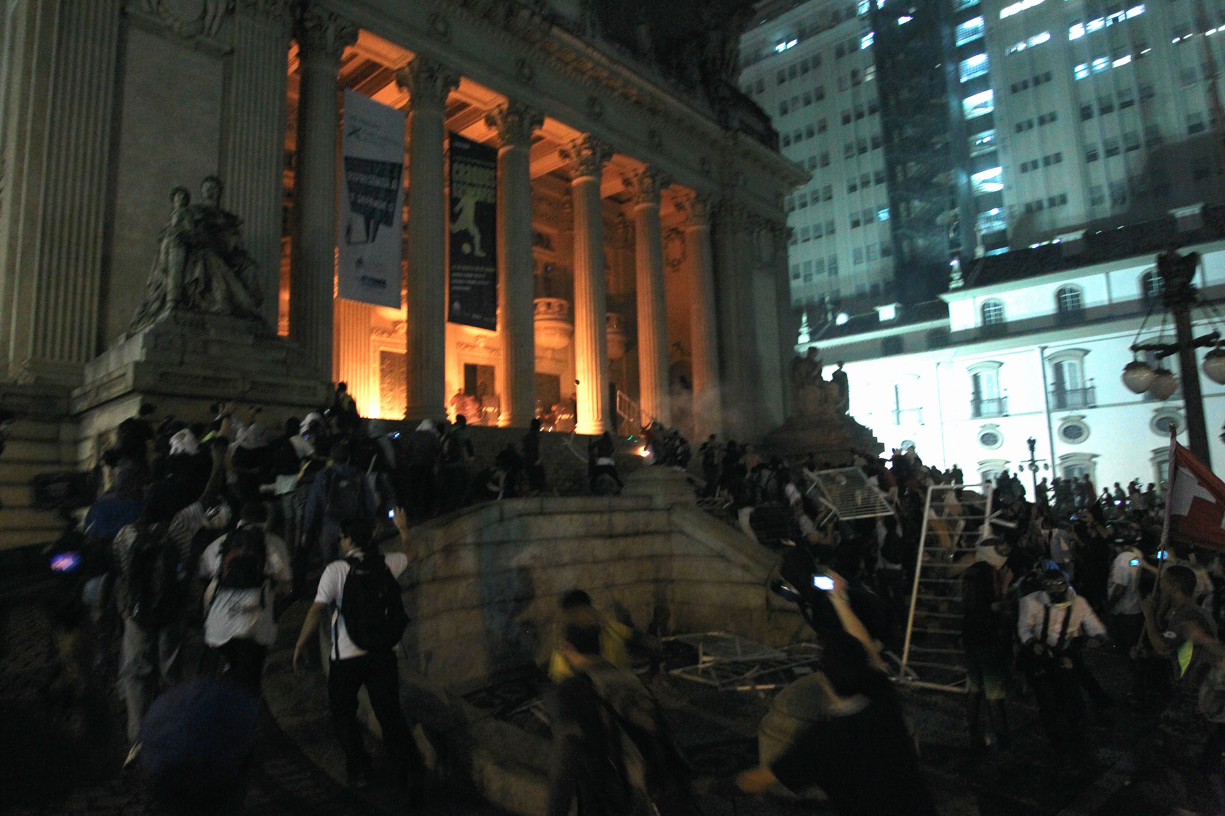 Atos de vandalismo e repressão policial também marcaram os protestos. Seja no centro ou na zona sul, lojas, agências bancárias, pontos de ônibus, placas e lixeiras amanheciam quebrados. Outro alvo do vandalismo foi a Alerj (Assembleia Legislativa do Rio de Janeiro). No dia 17 de junho, o prédio foi depredado e chegou a ter um princípio de incêndio. A casa legislativa sofreu outros mais ataques ao longo do ano