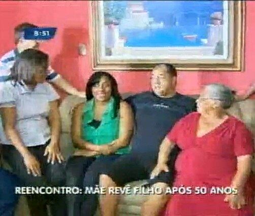 Ronaldo (de camisa preta) foi entregue para adoção quando ainda era um bebê de apenas 15 dias