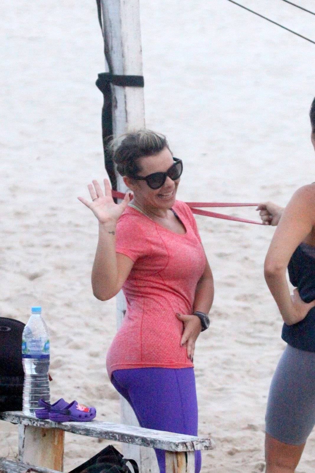 Fernanda mostrou bom humor ao perceber a presença dos fotógrafos na praia