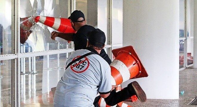 Vidros do Congresso Nacional são quebrados por manifestantes durante ato contra reforma