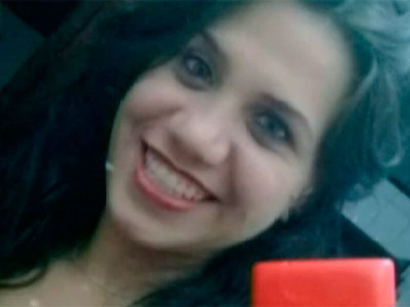 Camila caiu no chão, gritava por socorro. Uma pessoa ouviu o pedido
e saiu em busca de ajuda. Enquanto isso, Elton pegou uma garrafa de álcool,
jogou em Camila, ateou fogo e fugiu. Camila sobreviveu por quase uma hora e conseguiu denunciar o criminoso