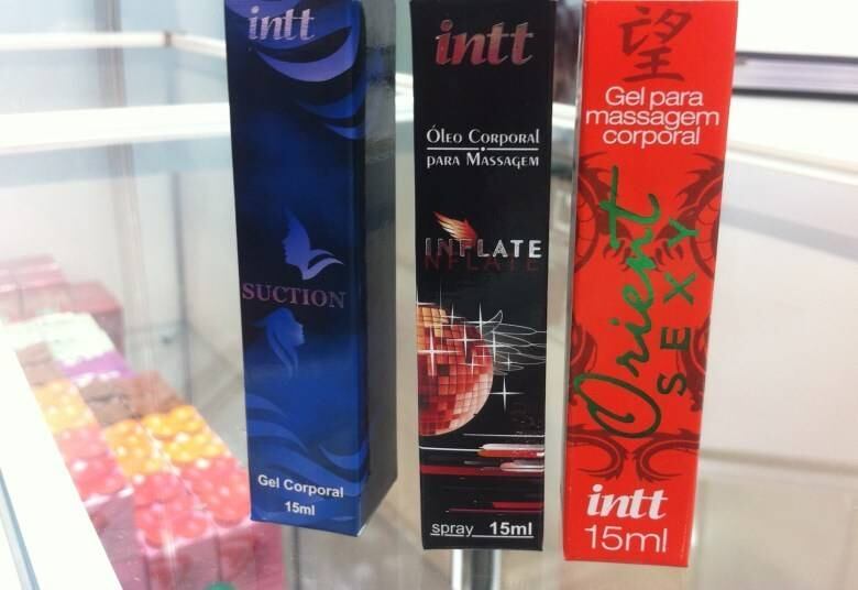 O ingresso individual custa R$ 50 antecipado e R$ 80 para o casal. Mas é preciso comprovar o relacionamento com um beijo na entrada. Uma vez lá dentro, é possível comprar um gel corporal em spray para massagem (foto) por R$ 17 cada um
