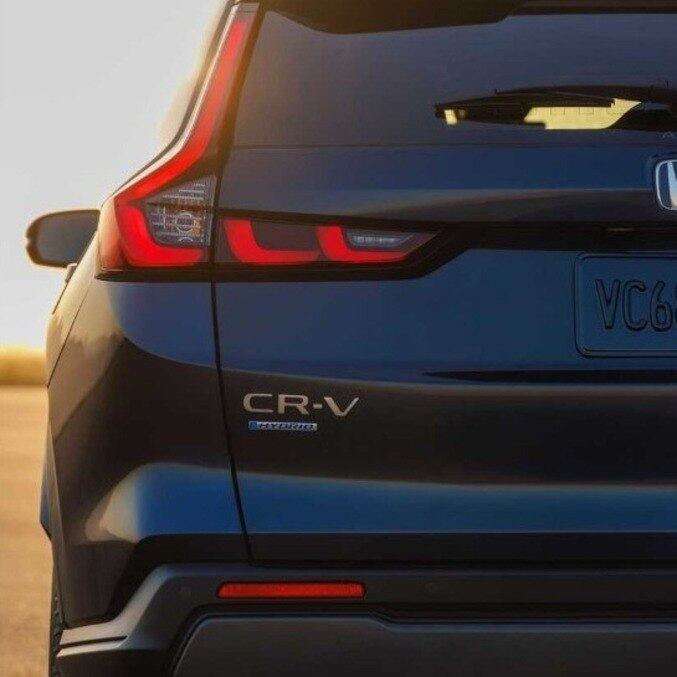 Traseira traz grandes faróis em formato de "L"