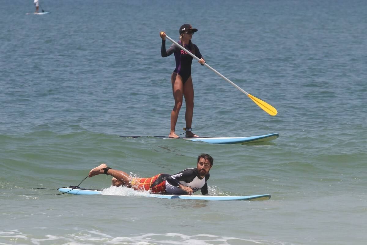 Bruno Gagliasso e Ricardo Pereira praticam stand up paddle na praia da Barra da Tijuca, no Rio
