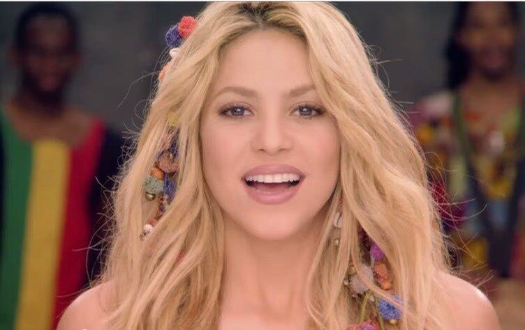 Outro som colombiano que não poderia faltar na lista de Messi é da cantora Shakira. Esposa do zagueiro e amigo Piqué, a bela colombiana entrou na lista do argentino com a música tema da Copa de 2010.

Shakira - Waka Waka (Clique aqui e ouça)