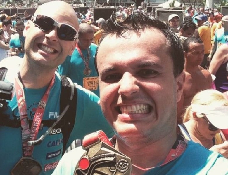 A corrida entrou na vida do comunicador no mesmo momento que
o autismo do filho era descoberto: “Para enfrentar esses
desafios e entender as mudanças, a corrida foi muito importante para mim.
Pessoalmente, para segurar a barra, dentro da minha casa, para enfrentar tudo o
que vinha. Eu comecei a correr e aquilo foi me fazendo bem. Eu me tornei um cara melhor pelo
Pedro e a corrida também me fazia ser um cara melhor. Foram as duas coisas que
de verdade mudaram a minha vida”

Assista: Bruno Piccinato se emociona em maratona em Israel
