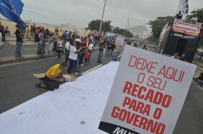 Cerca de 70 pessoas estão concentradas em frente ao Hotel Copacabana Palace. A manifestação foi organizada pelo Muspe (Movimento Unificado dos Servidores Públicos Estaduais). Mais tarde, manifestantes se reuniram em frente ao prédio do presidente da Câmara, Rodrigo Maia