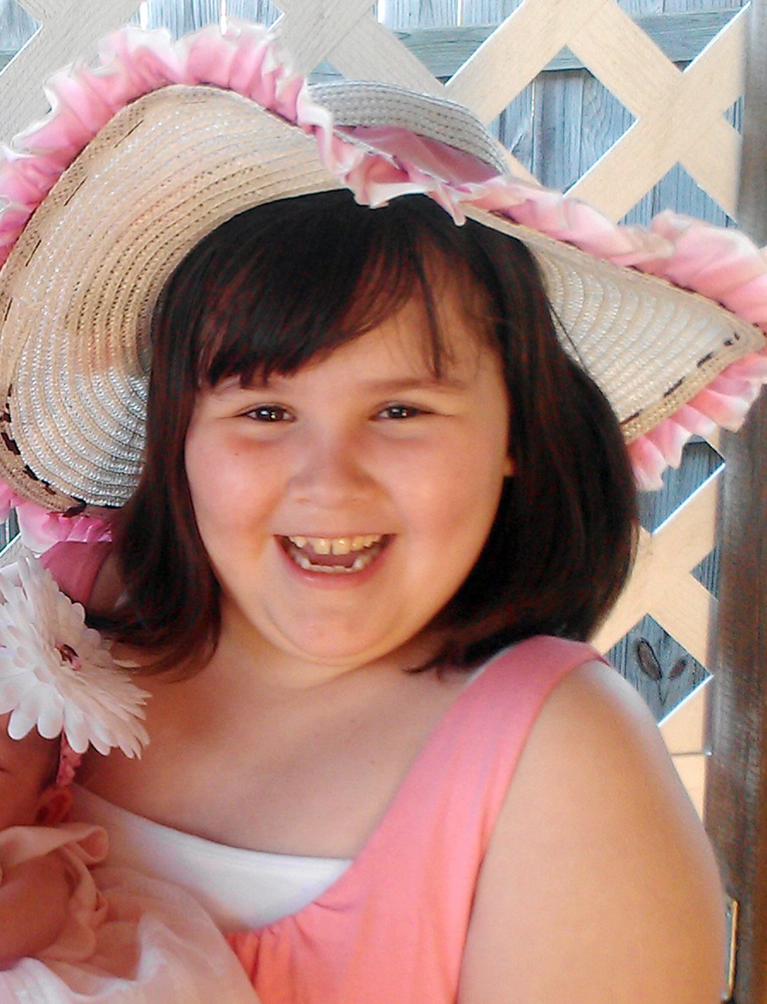 Na última segunda-feira (20) um tornado com ventos de até 320 km/h atingiu a região de
Oklahoma City (Oklahoma, sul dos EUA), matando 24 pessoas e deixando
353 feridos, segundo autoridades locais.

Diante de um panorama de completa destruição, os moradores da localidade
de Moore, em Oklahoma, iniciaram nesta quarta-feira (22) a dura tarefa
de reconstrução da comunidade devastada.

Uma das vítimas foi a menina Antonia Candelaria, que estava na escola no momento do tornado. Confira outras vítimas da tragédia
