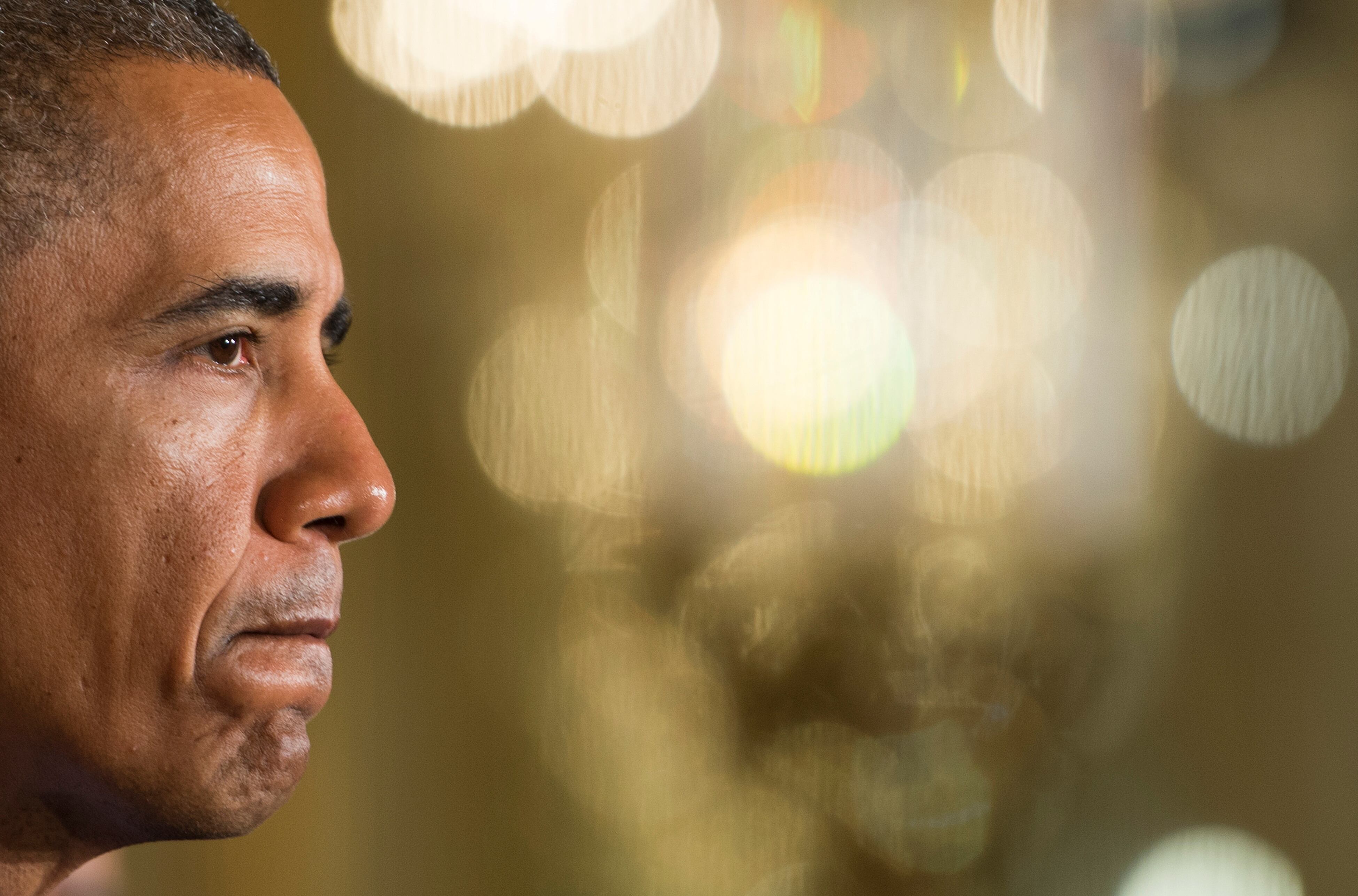 Uma das preocupações do IRS era de que esses
grupos, ao se declararem como "promotores do bem-estar social", se
beneficiariam de isenções às quais não teriam direito pois desenvolvem
atividades de cunho político.
Como resultado, o FBI (a polícia federal americana) abriu uma investigação
criminal sobre o caso.
No entanto, para os democratas, o escândalo poderia complicar as eleições a
médio prazo para o Congresso. A polêmica também deu novo sopro de vida ao Tea
Party, que, após ter chegado ao auge em 2010, havia perdido muito de sua
influência dentro do Partido Republicano.
Na prática, várias pesquisas de opinião indicam
que os casos envolvendo o IRS e o Tea Party são os que mais preocupam os
americanos, enquanto as escutas telefônicas são menos importantes