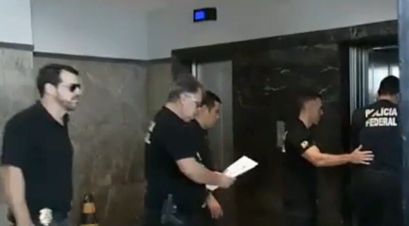 Policial foi flagrado com a arma apontada para cima no coldre