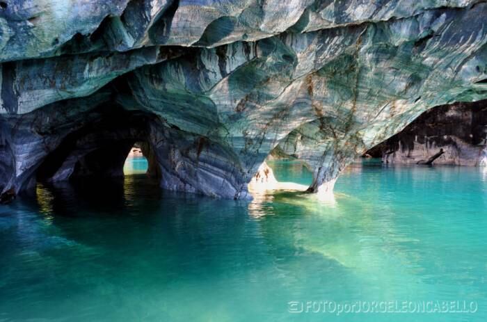 Localizada no Chile, a Catedral de Mármore foi desenhada ao longe dos anos com o impacto da água sobre as rochas. A caverna, que fica na fronteira com a Argentina, na Patagônia, tem uma mistura de azul, branco e amarelo que lembra os tons do mármore