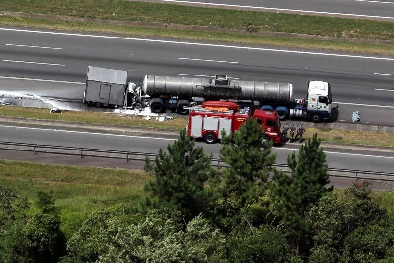 Segundo a CCR Viaoeste, concessionária que administra a via, por volta das 6h30 um caminhão de pequeno porte bateu em um caminhão-tanque de uma empresa especializada em transporte de produtos químicos carregado de ácido clorídrico, no sentido interior da via