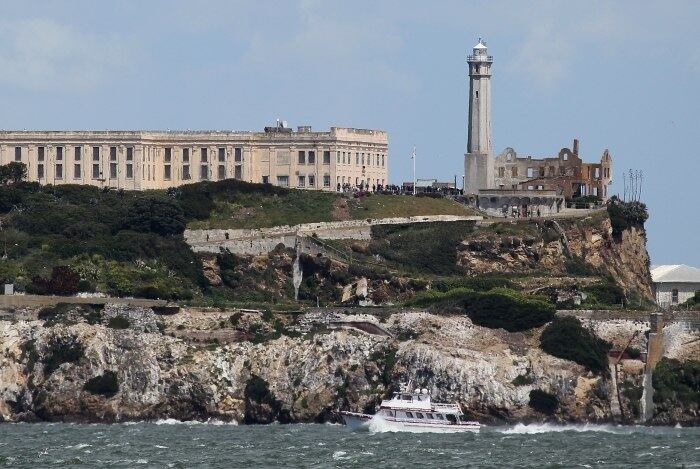 Essa unidade é instalada em uma pequena ilha chamada Alcatraz e essa unidade abrigou os criminosos mais perigosos dos EUA por três décadas antes de fechar, em 1963.


Se algum detento escapa, ele precisa nadar mais de dois quilômetros para chegar ao continente