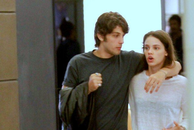 O casal estava conversando enquanto anadava. Chay estava com um look escuro, já Laura optou por uma blusinha branca