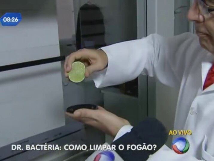 Se o fogão estiver muito sujo, pegue um pires, com um pouco de água com bicarbonato de sódio. Mexe até formar uma pasta, depois só passar na sujeira 

+ Veja fotos do Dr. Bactéria nos bastidores das gravações
