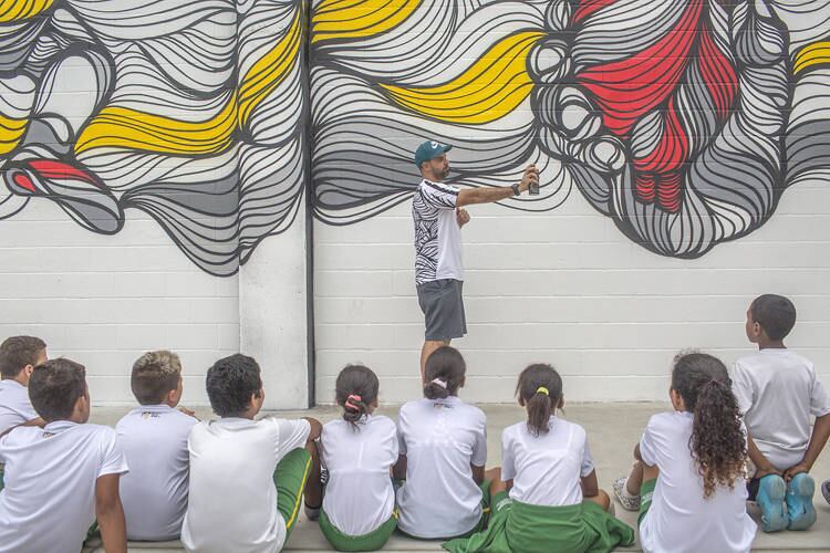 “É muito importante para o Instituto receber aqui artistas como o Bruno Big, para servir de espelho para essas crianças. Aqui nós buscamos despertar todos os dias a curiosidade nelas por algo novo e o grafite, assim como a arte em si, é um exemplo! Então ficamos muito felizes em receber ele e a Nike para proporcionarem um dia diferente na vida dessas crianças”, ressalta José Benicio da Silva Santos, diretor administrativo do Instituto Projeto Neymar Jr