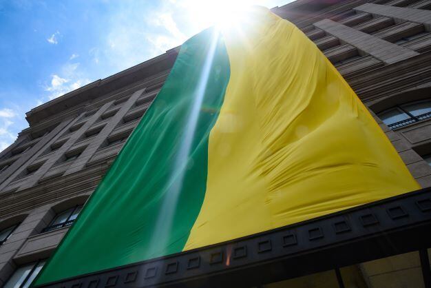 Prédio é decorado com uma gigante faixa nas cores verde e amarelo na Marginal Pinheiros