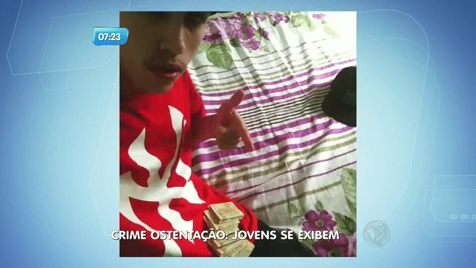 Tanto a Vila Cruzeiro quanto o morro
Santa Tereza receberam, nas últimas semanas,
policiamento ostensivo, com o objetivo de dar tranquilidade para quem
vive na região.
A medida foi necessária depois de
confrontos entre gangues rivais e de enfrentamentos de criminosos com policiais