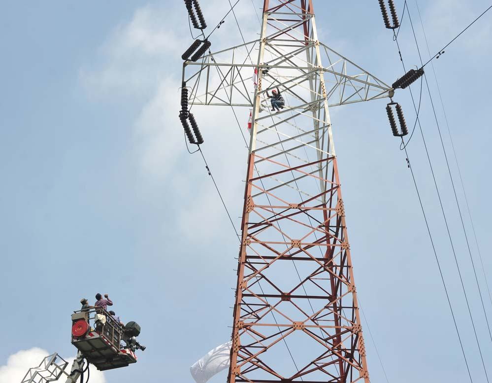 Na Indonésia, um homem escalou uma torre de eletricidade durante um protesto em Jacarta. Segundo a agência de notícias France Presse, o homem, cujo primeiro nome é Agustinus, pedia justiça para um caso jurídico que, no entanto, não foi detalhado. As autoridades pediram para que ele descesse da torre de transmissão, mas Agustinus se recusou, chamando atenção do público no local
