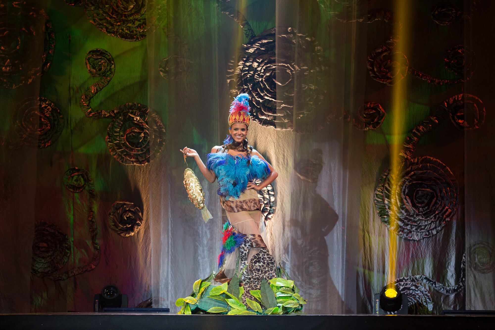 Jakelyne Oliveira, a Miss Mato Grosso, desfilou vestida como A Deusa do Pantanal