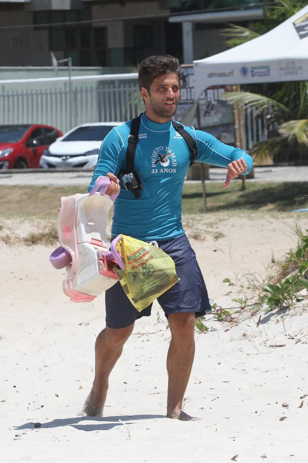 Bruno Gagliasso e Ricardo Pereira praticam stand up paddle na praia da Barra da Tijuca, no Rio