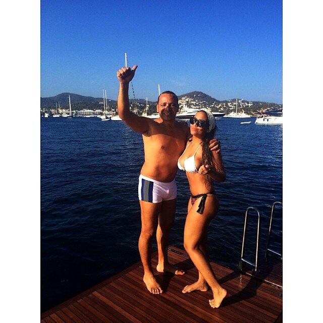 Até o pai do jogador, ainda envolvido nas polêmicas com a transferência dele para a Europa, tirou uma onda e apareceu de sunguinha branca nas fotos da família em Ibiza...