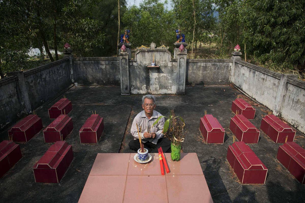 Do
Duc reza no cemitério que construiu para seus 12 filhos mortos em decorrência do
Agente Laranja. Há dois túmulos já preparados para suas filhas que estão
doentes