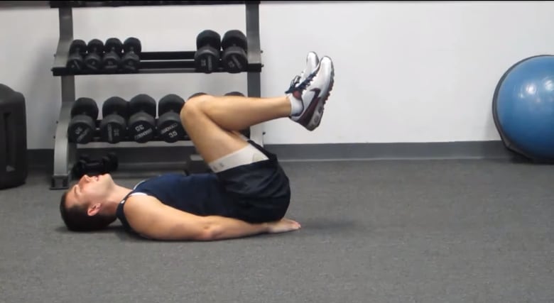 De dez a 15 minutos de
movimentos isolados como flexão de perna e rotação de quadril, ambos visando
fortalecimento do abdômen