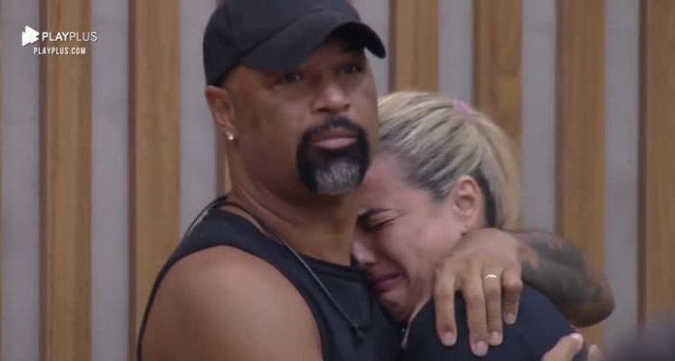 As discussões entre os casais também elevaram a emoção. Certa vez, Andreia Andrade foi aos prantos após uma conversa com Nahim. Consolada por Dinei, a empresária revelou que o veterano queria fazer altas apostas no jogo e isso a preocupava. "Saí do quarto para não brigar", entregou ela. O ex-jogador ouviu a amiga e se comprometeu a ajudar os dois. Para ele, o casal deveria conciliar as estratégias. "O jogo é de casal. Ele tem que te ouvir", analisou.