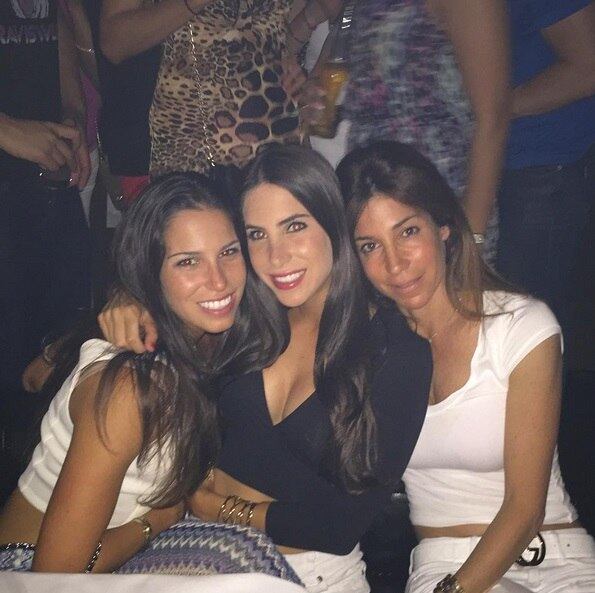 E a mamãe Selter também acompanha as filhas na hora da diversão