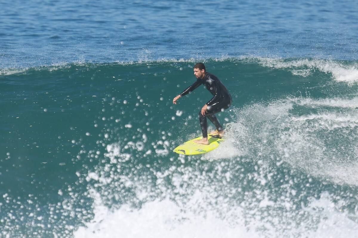 Cauã Reymond surfou no Recreio dos Bandeirantes nesta segunda-feira (21)