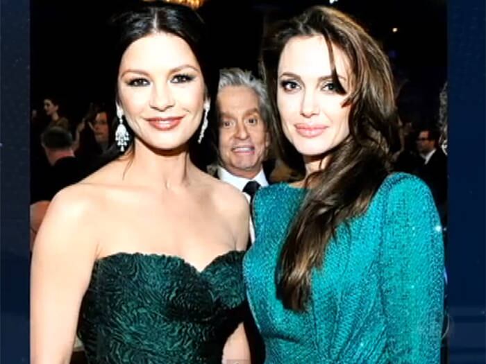 Já neste registro, Angelina aparece ao
lado da bela Catherine Zeta Jones. O que também chamou atenção além das
beldades, foi o marido de Catherine, o ator Michael Douglas, todo sorridente,
no fundo da foto